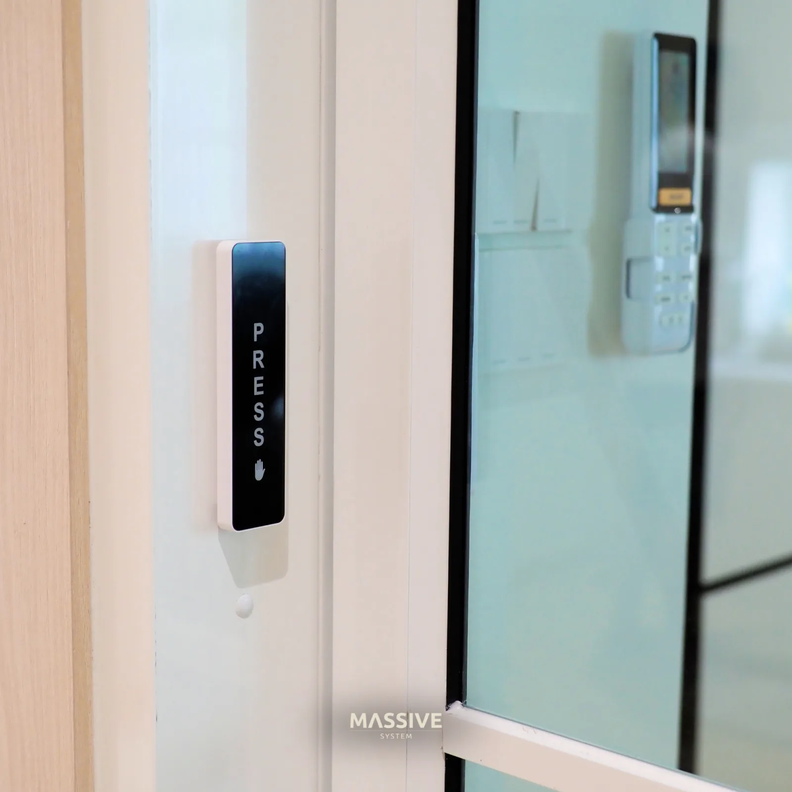 ปุ่มเปิดประตูอัตโนมัติคู่กับเครื่อง Access Control